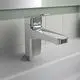 Chromene Waschtischarmatur mit Hebel und Kette, montiert auf einem weißen Waschbecken vor gefliester Wand, von der Marke Ideal Standard.